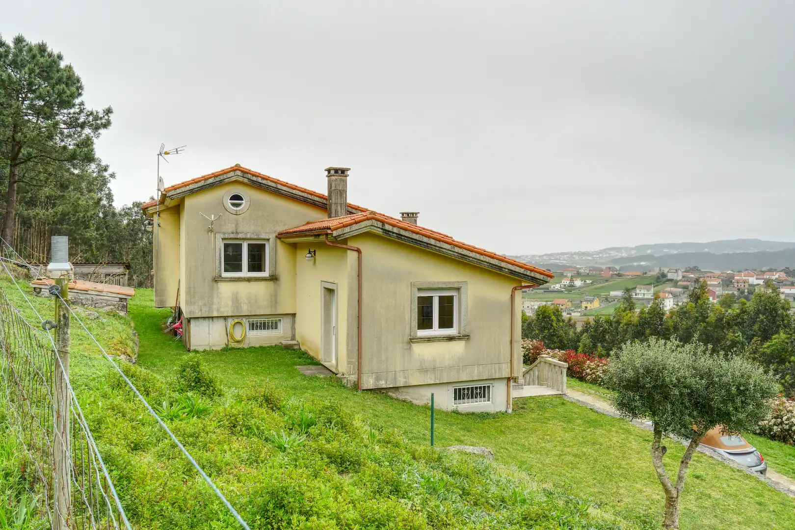 Vista exterior de Casa o xalet en venda en Malpica de Bergantiños amb Calefacció, Jardí privat i Parquet
