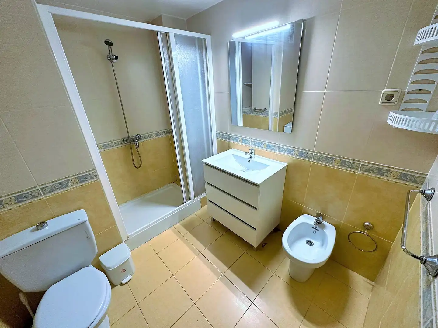 Bathroom of Flat for rent in Valencia  with Air Conditioner, Heating and Furnished