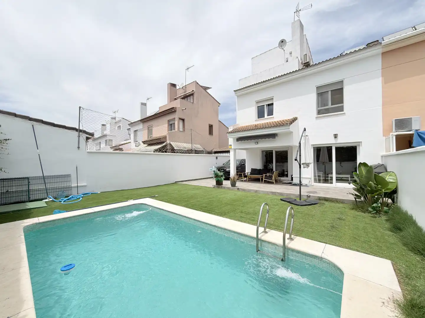 Vista exterior de Casa adosada en venta en Espartinas con Aire acondicionado, Jardín privado y Parquet