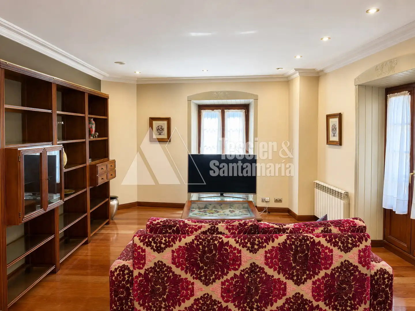 Sala d'estar de Pis de lloguer en Gijón  amb Calefacció, Parquet i Moblat