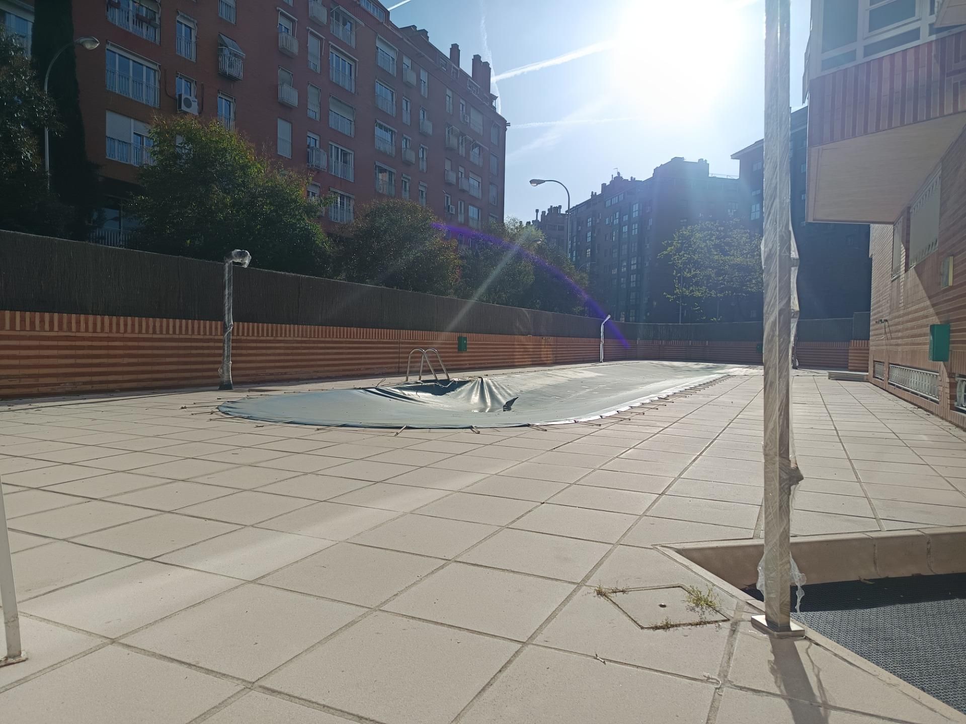 Swimming pool of Flat to rent in  Madrid Capital  with Air Conditioner, Heating and Parquet flooring