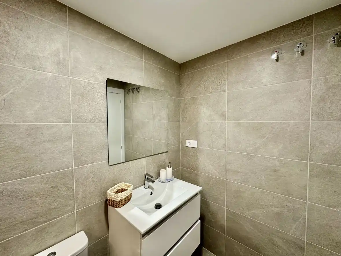 Badezimmer von Wohnungen zum Verkauf in Santa Pola mit Klimaanlage, Abstellraum und Schwimmbad