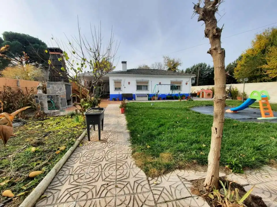 Vista exterior de Casa o chalet en venta en Escalona con Aire acondicionado, Calefacción y Amueblado