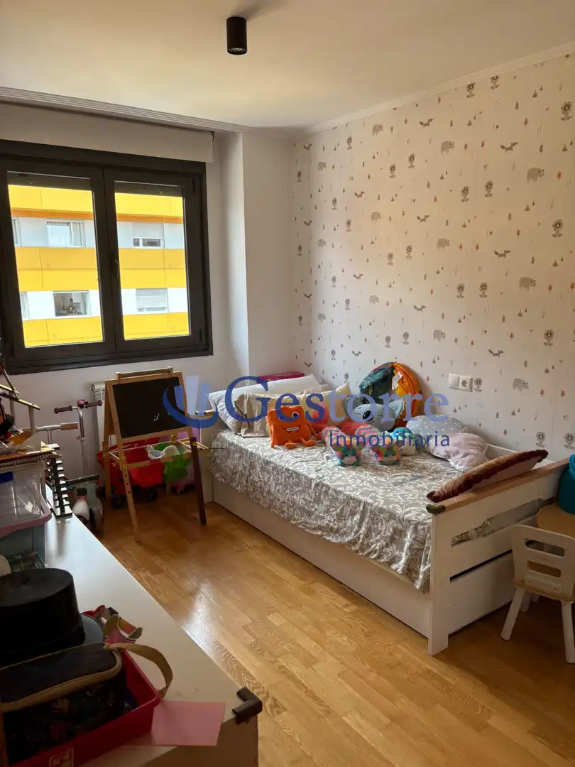 Schlafzimmer von Wohnung zur Miete in Oviedo  mit Heizung, Privatgarten und Parkett