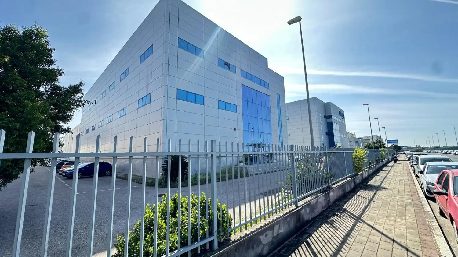 Außenansicht von Fabrikhallen zur Miete in La Rinconada