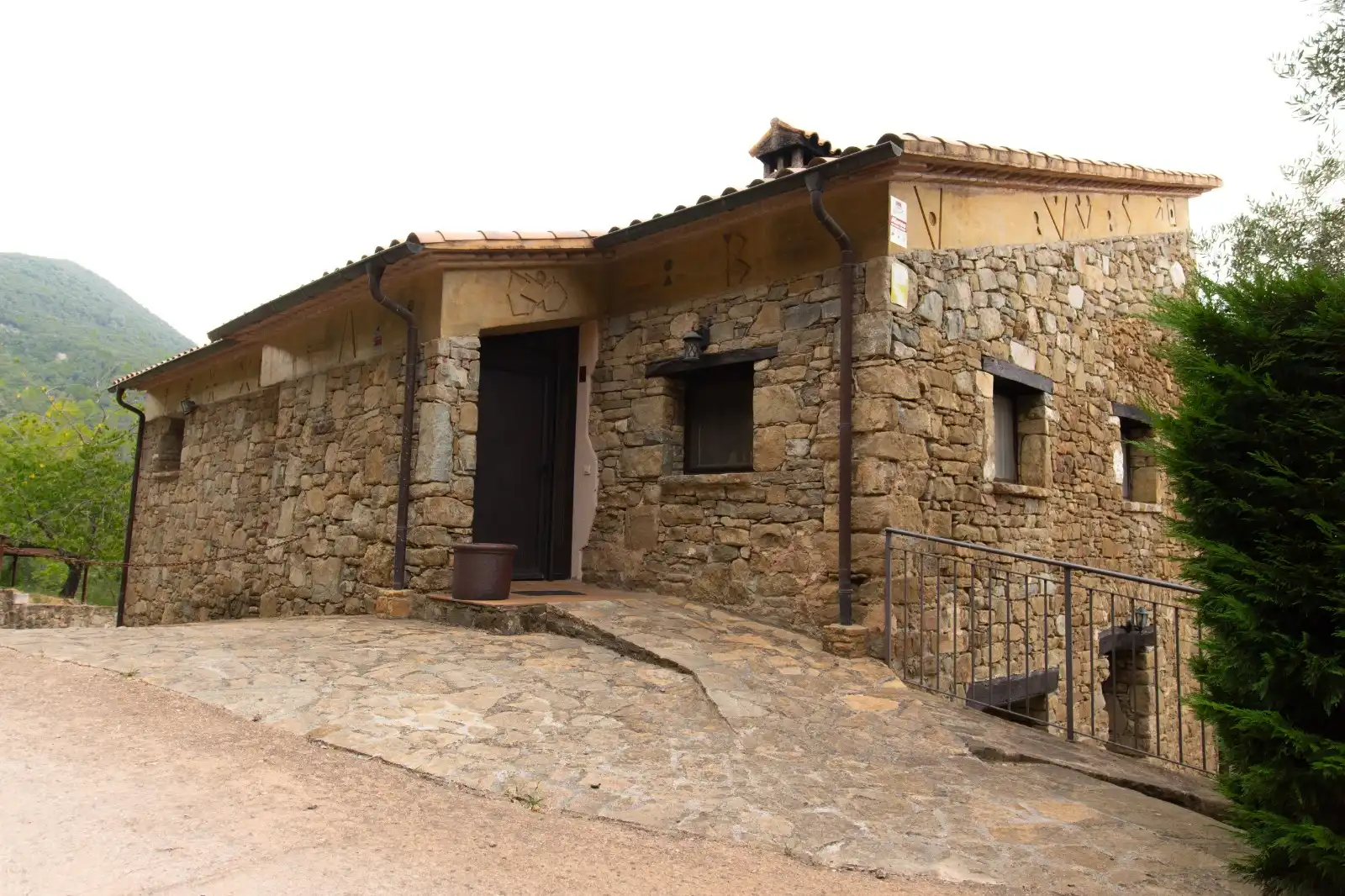 Vista exterior de Finca rústica en venda en Mieres (Girona) amb Jardí privat, Terrassa i Traster