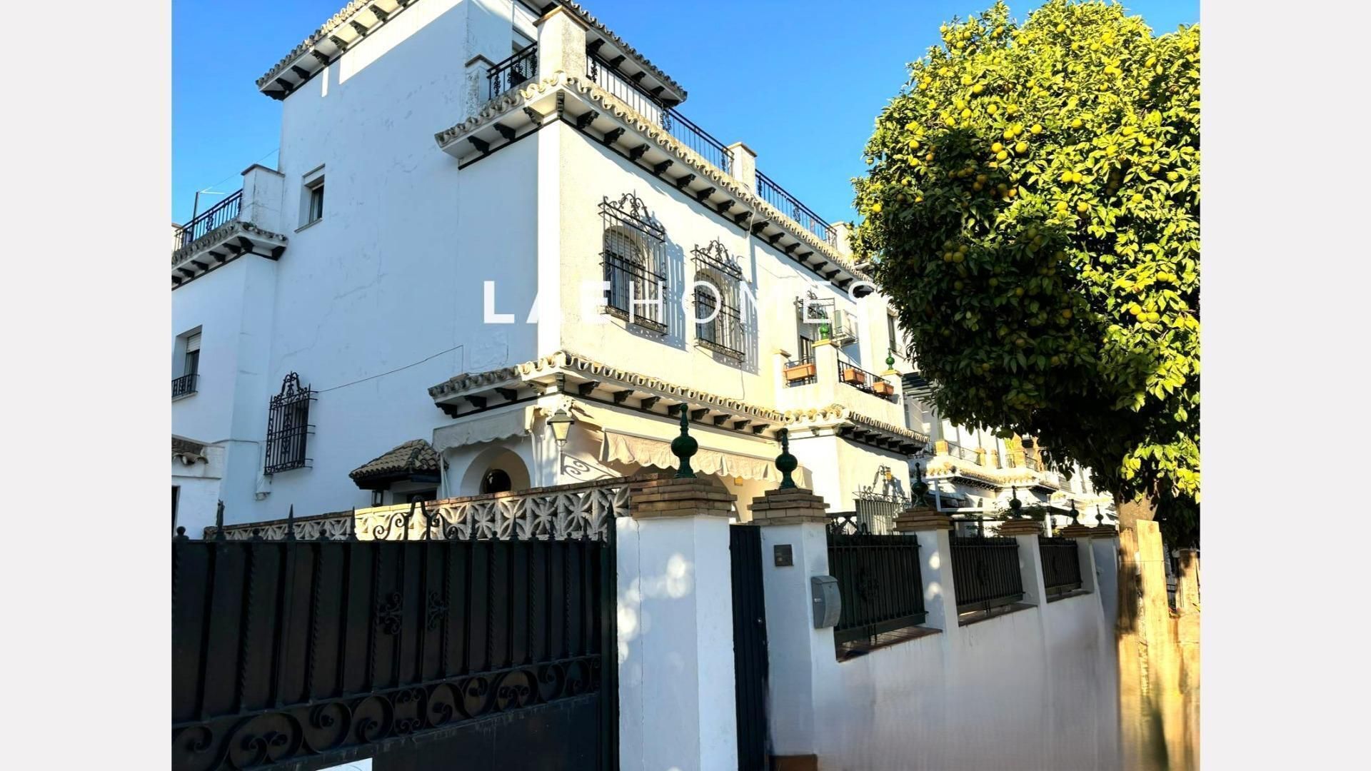 Exterior view of House or chalet for sale in  Sevilla Capital  with Air Conditioner, Heating and Private garden