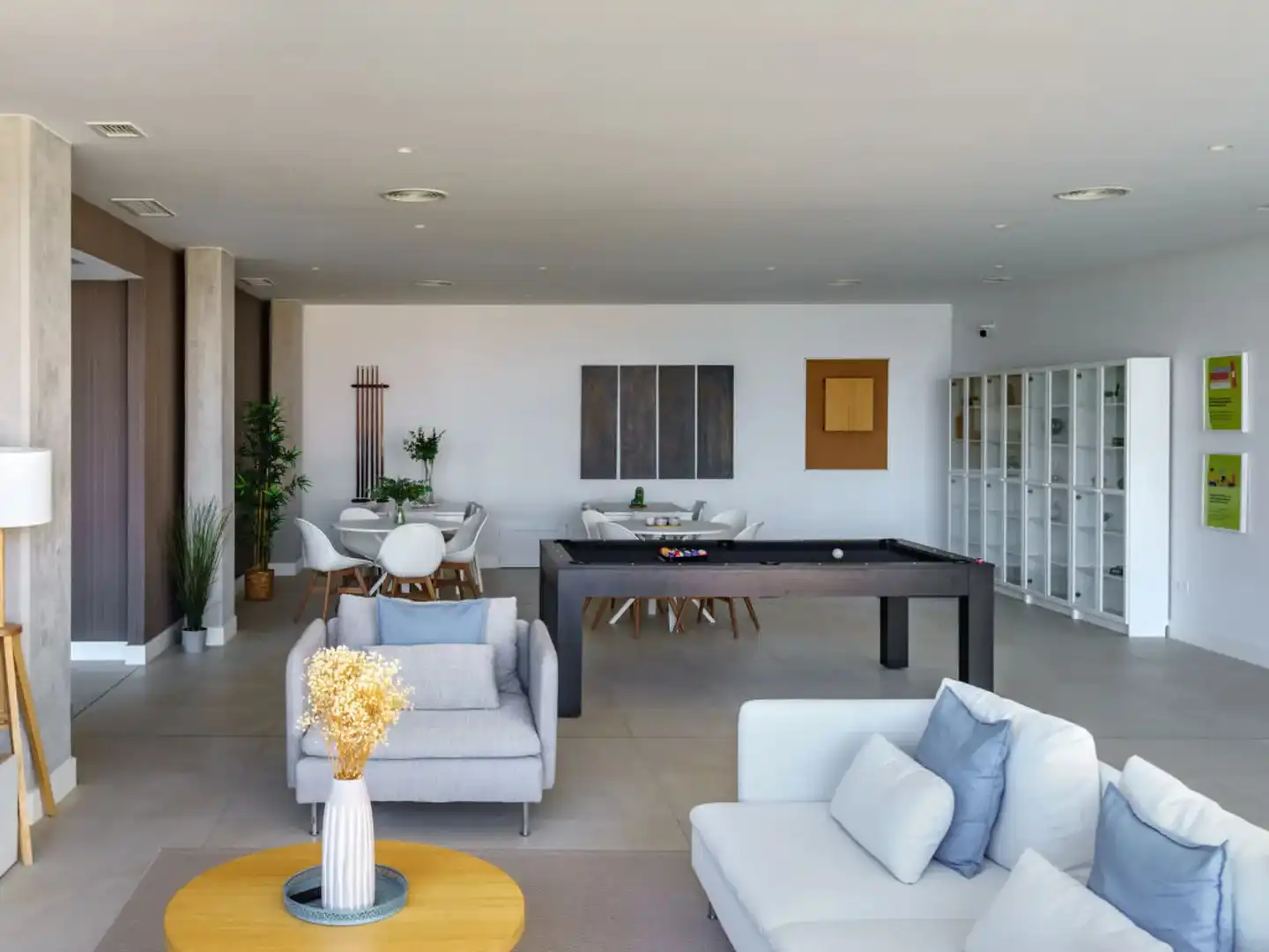 Wohnzimmer von Dachboden zum Verkauf in Manilva mit Klimaanlage, Heizung und Terrasse