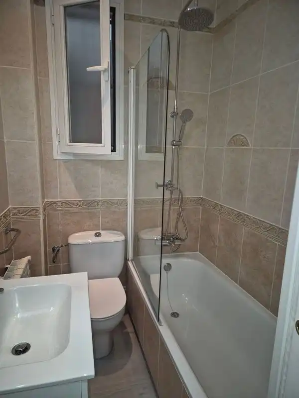 Badezimmer von Wohnung zur Miete in Madrid mit Klimaanlage, Heizung und Ofen