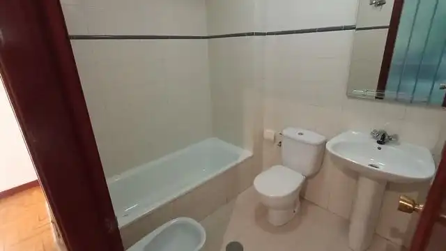 Bathroom of Flat for rent in Santiago de Compostela   with Storage room and Washing machine