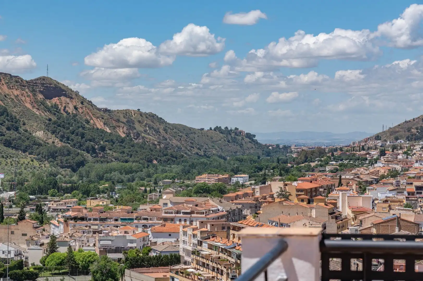 Vista exterior de Pis en venda en Cenes de la Vega amb Calefacció, Balcó i Piscina comunitària