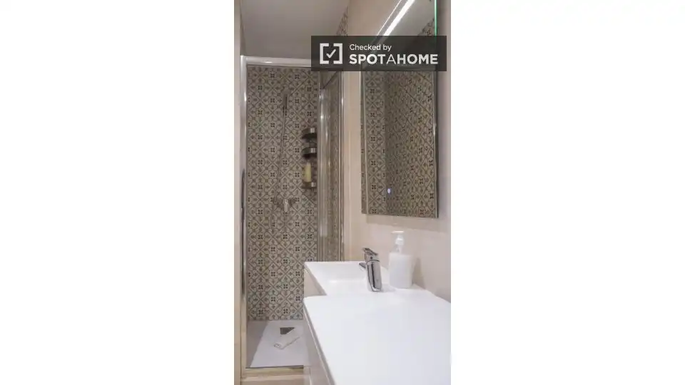 Bathroom of Flat for rent in Madrid  with Air Conditioner, Heating and Furnished
