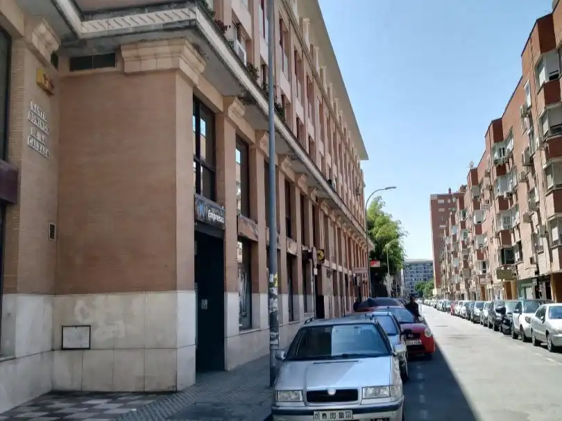 Vista exterior de Garatge en venda en Nervión