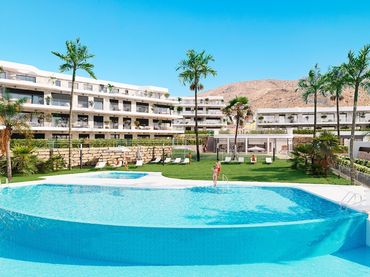 Penthouse with balcony for sale in Golf Bahía