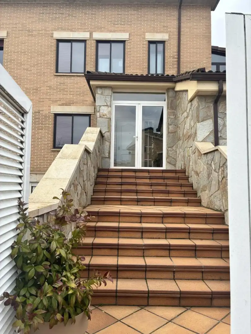 Terrasse von Einfamilien-Reihenhaus zum Verkauf in Soria Capital  mit Heizung, Privatgarten und Terrasse
