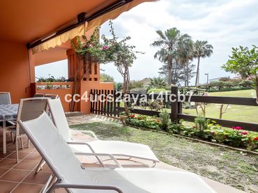 Baixos amb piscina en venda a Estepona Pueblo