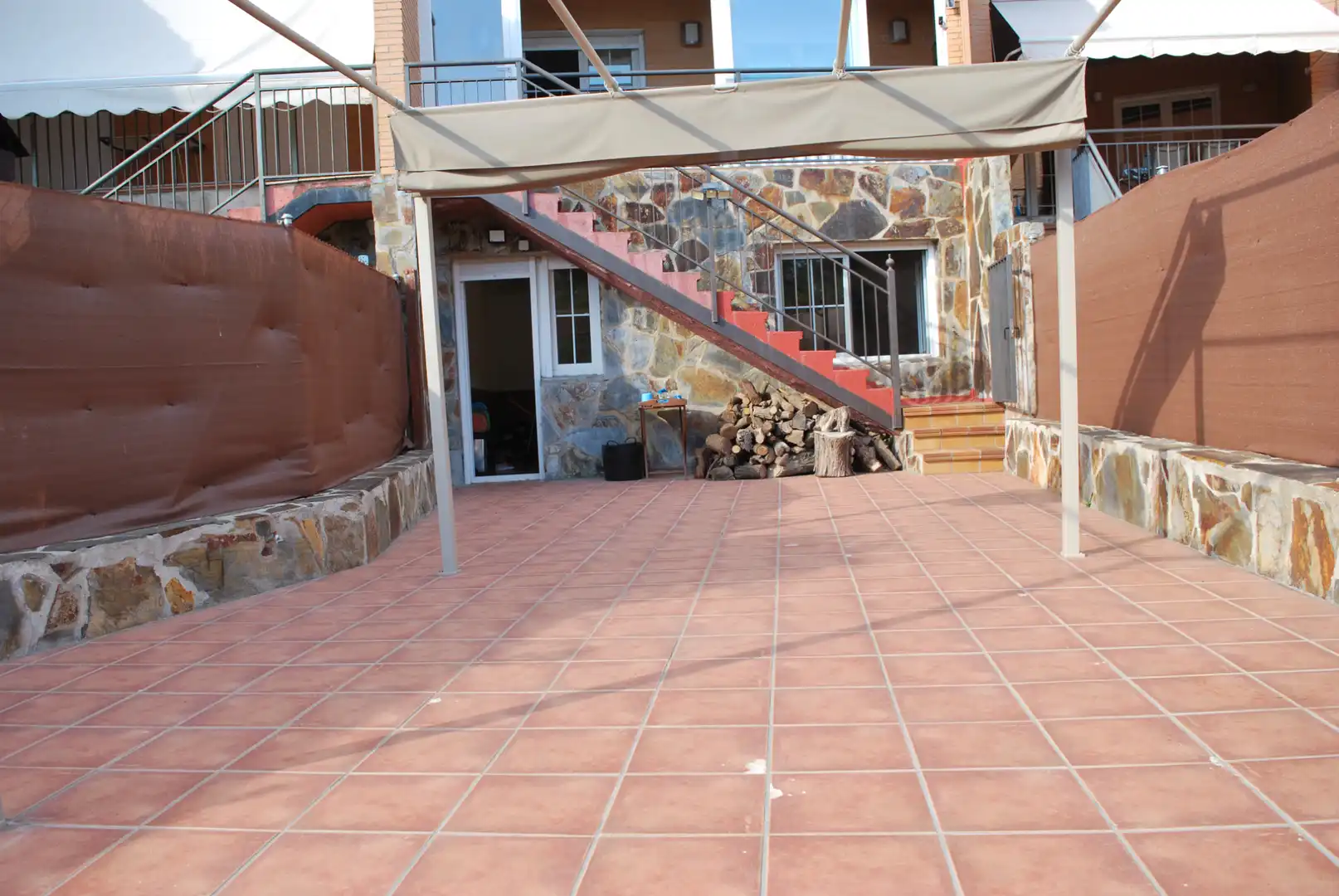 Terrasse von Einfamilien-Reihenhaus zum Verkauf in Valdemorillo mit Privatgarten, Terrasse und Abstellraum