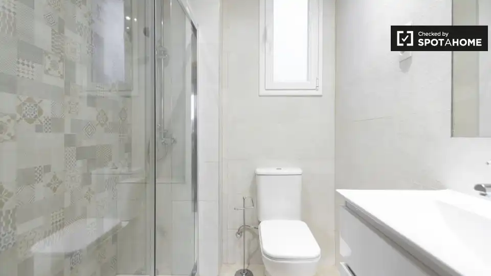Bathroom of Flat for rent in Madrid  with Air Conditioner, Heating and Furnished