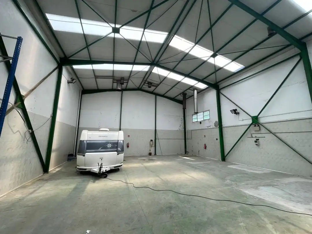 Parkplatz von Fabrikhallen zur Miete in Usurbil