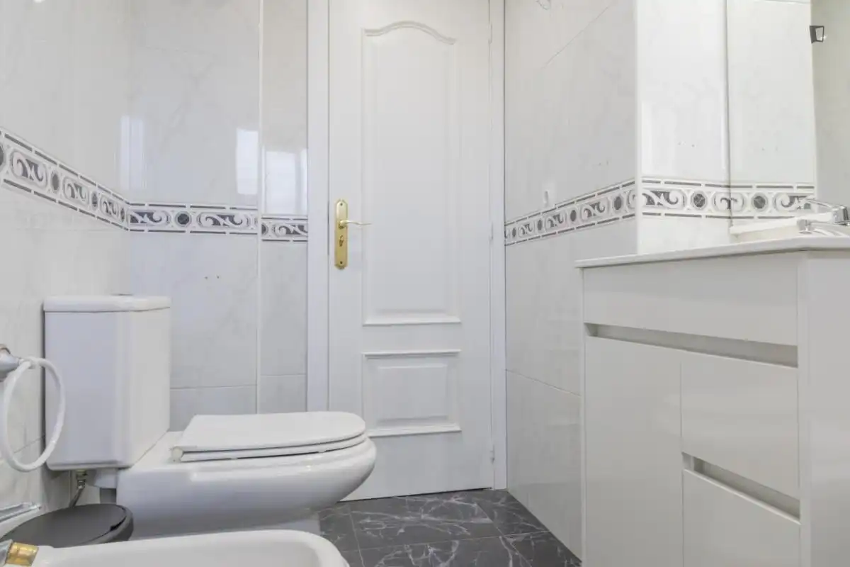 Baño de Apartamento para compartir en Parla con Calefacción, Amueblado y Horno
