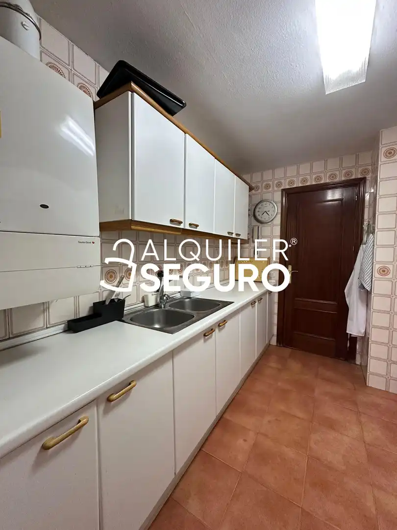 Cuina de Pis de lloguer en Madrid amb Calefacció, Terrassa i Moblat