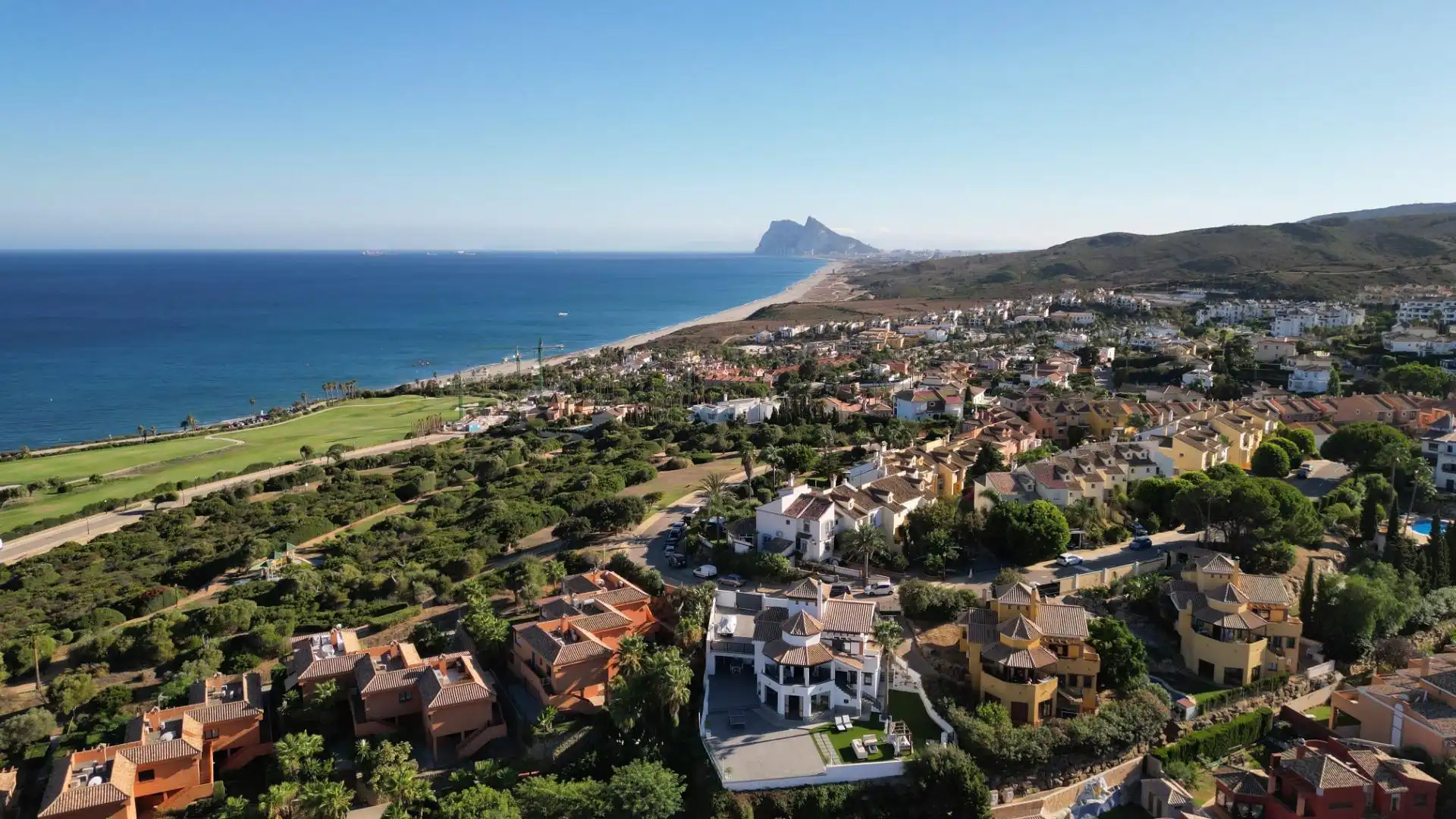 Vista exterior de Casa o chalet en venta en La Alcaidesa con Terraza, Trastero y Piscina