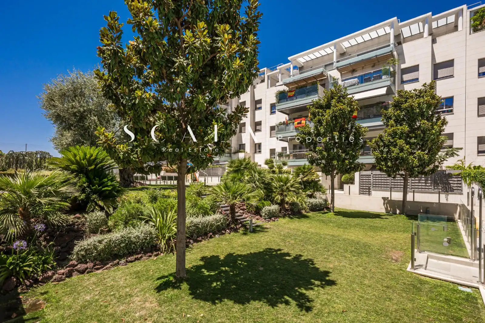 Außenansicht von Wohnung zur Miete in Madrid mit Klimaanlage, Heizung und Privatgarten