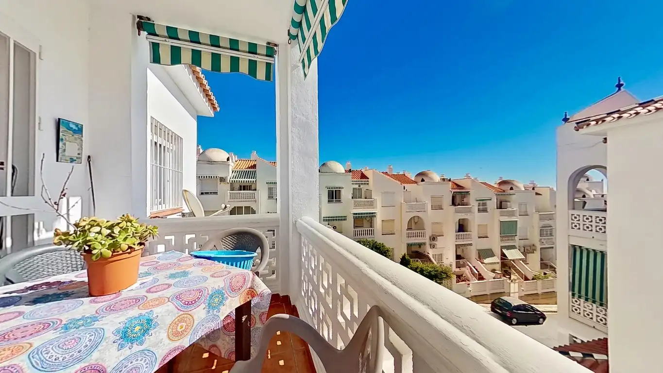 Außenansicht von Wohnung zum Verkauf in Rincón de la Victoria mit Terrasse, Abstellraum und Gemeinschaftspool