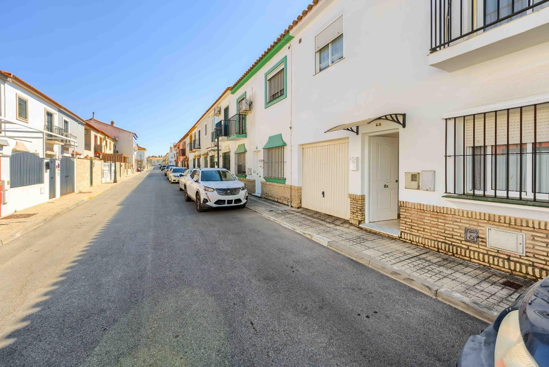 Vista exterior de Casa adosada en venda en Umbrete amb Aire condicionat