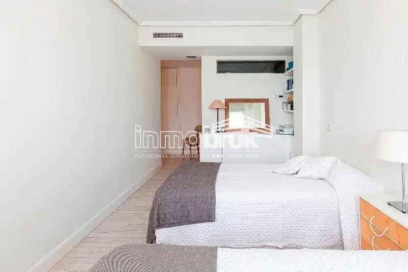 Schlafzimmer von Dachboden zur Miete in La Moraleja mit Klimaanlage, Heizung und Abstellraum