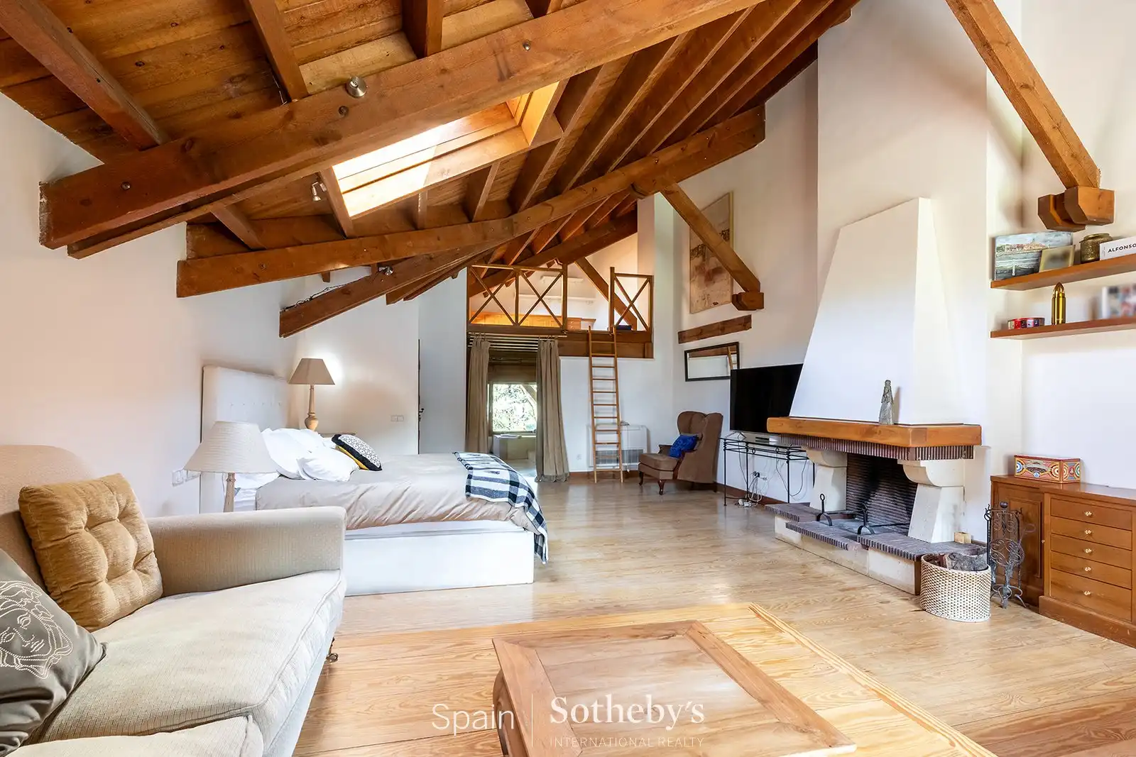 Sala d'estar de Casa o xalet en venda en Pozuelo de Alarcón amb Aire condicionat, Calefacció i Jardí privat
