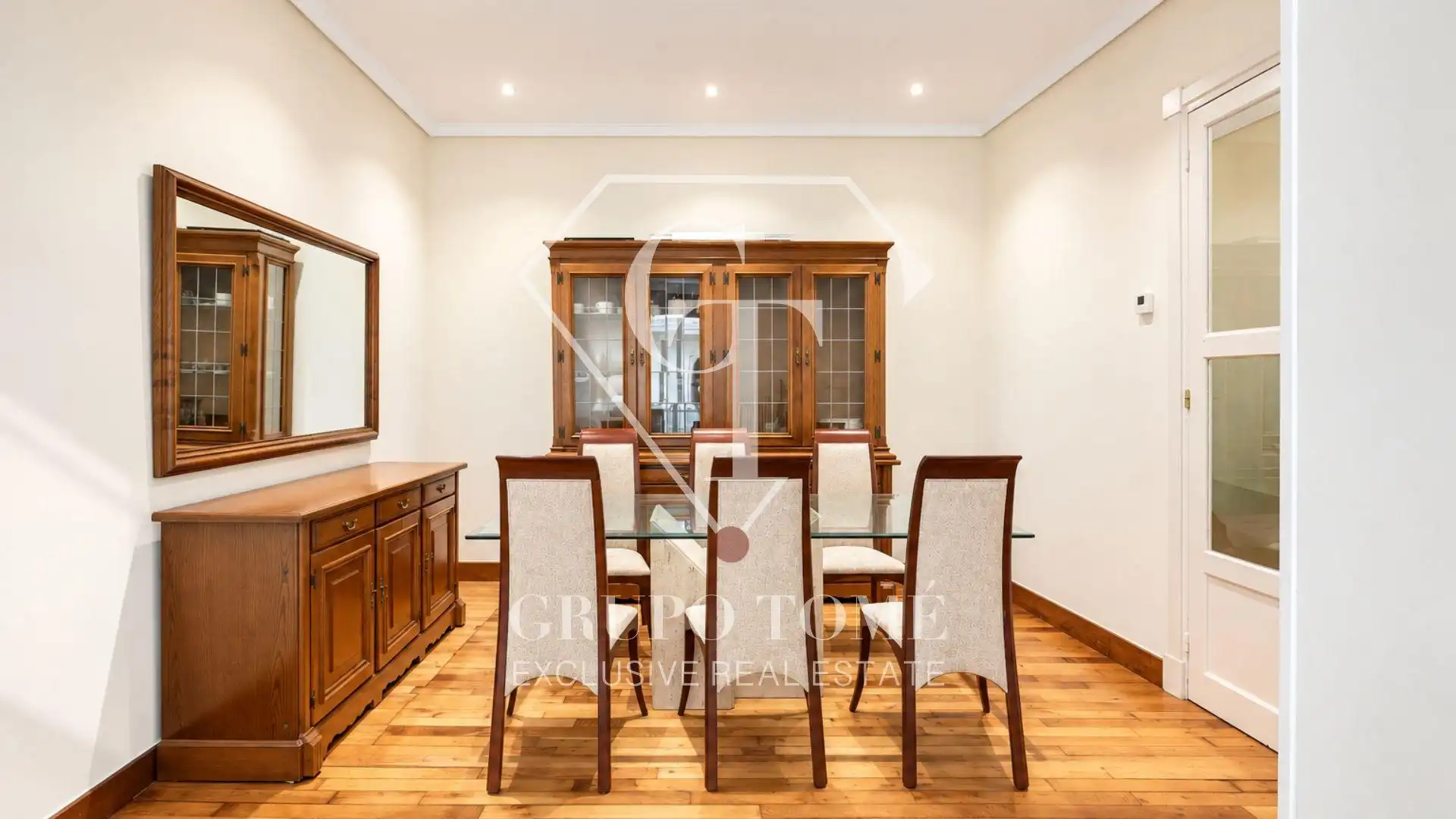 Comedor de Piso en venta en Donostia - San Sebastián  con Calefacción, Amueblado y Balcón