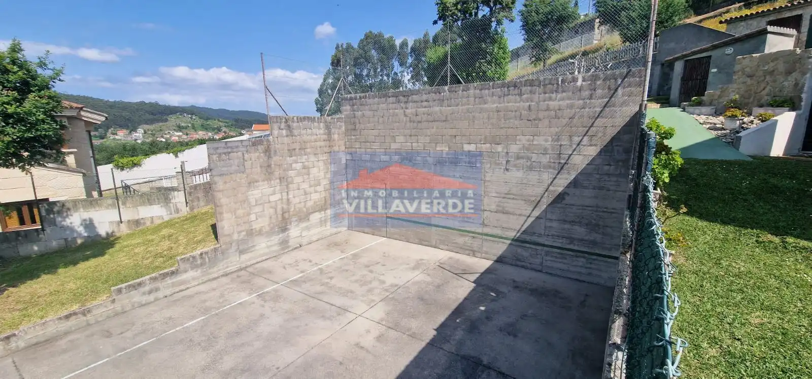 Aparcament de Casa o xalet en venda en Cangas  amb Calefacció, Terrassa i Traster