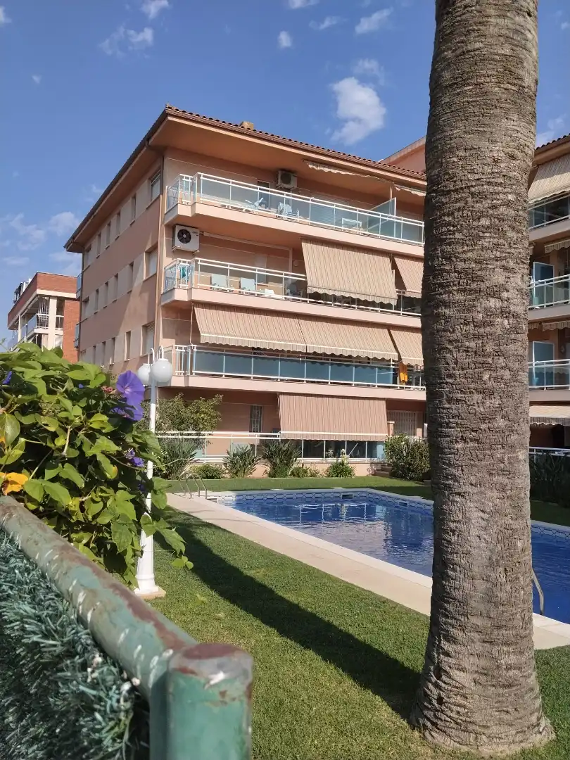 Pis amb piscina en venda a Carrer Segre