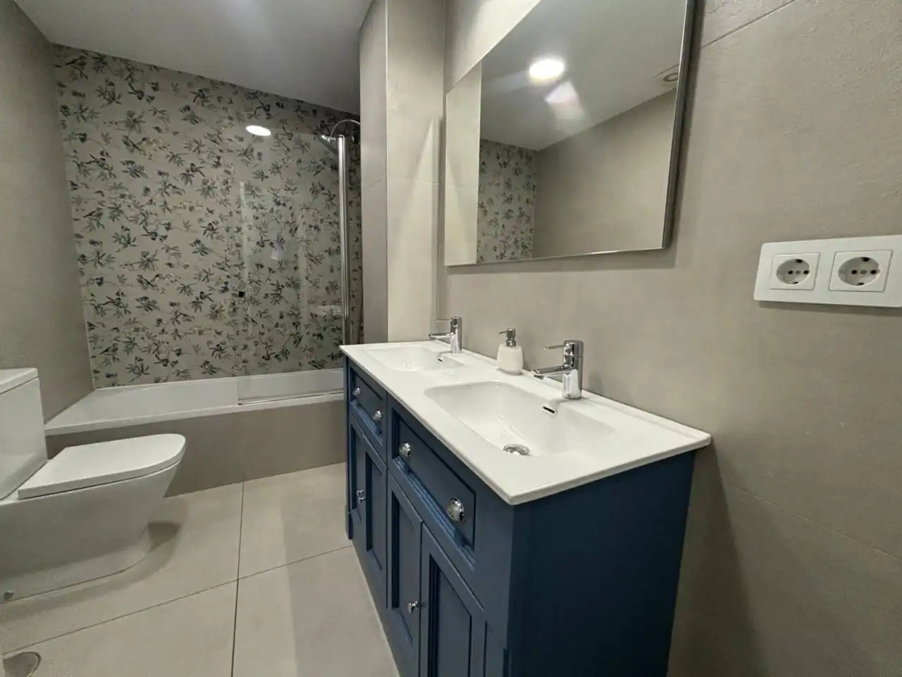 Baño de Piso en venta en Madrid con Calefacción, Terraza y Trastero