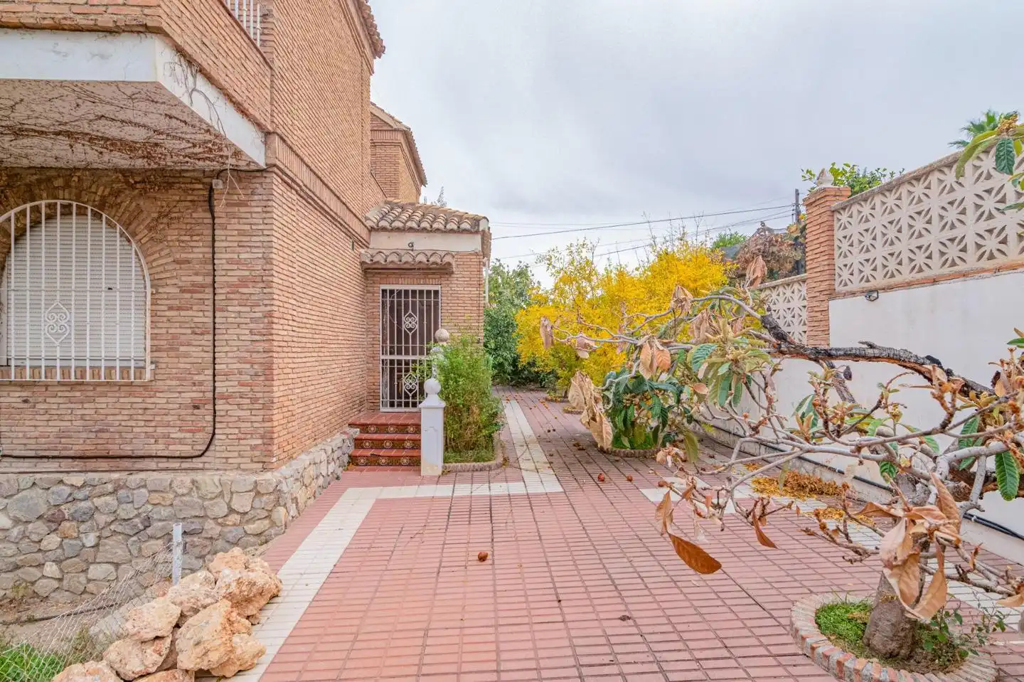 Vista exterior de Casa o xalet en venda en La Zubia amb Calefacció, Jardí privat i Terrassa