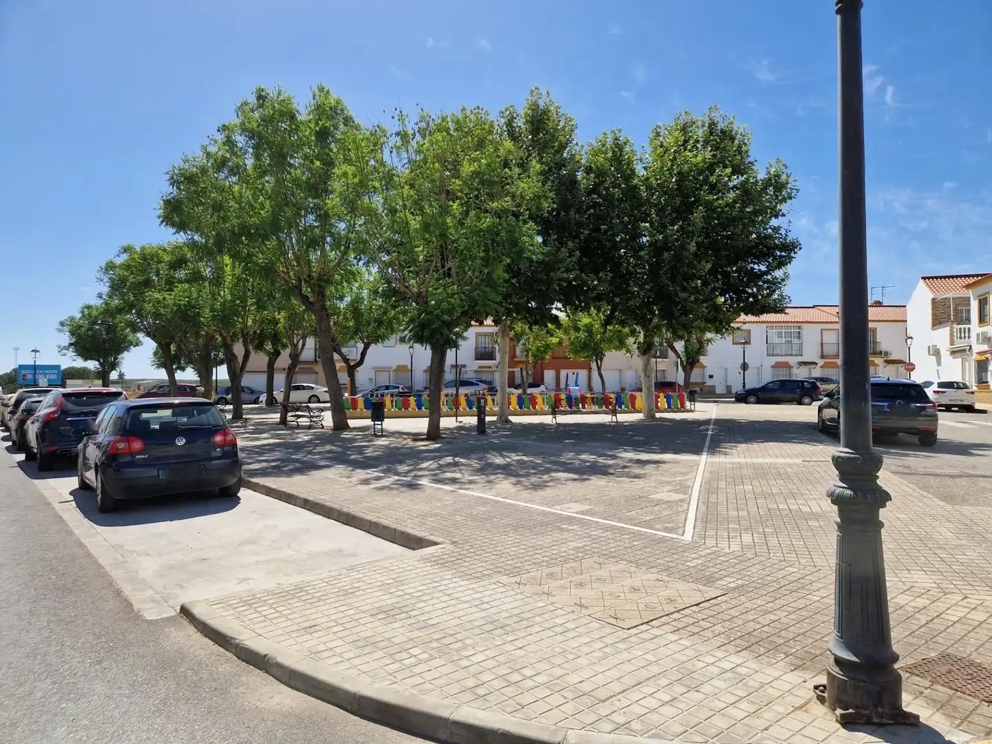 Aparcament de Casa adosada en venda en Umbrete amb Aire condicionat, Calefacció i Jardí privat