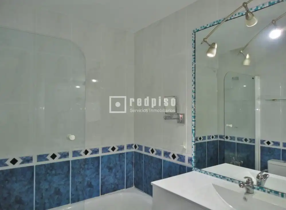 Bathroom of Flat for rent in Madrid  with Air Conditioner, Heating and Private garden