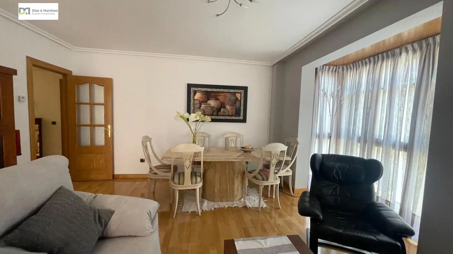 Menjador de Apartament de lloguer en León Capital  amb Calefacció, Parquet i Moblat