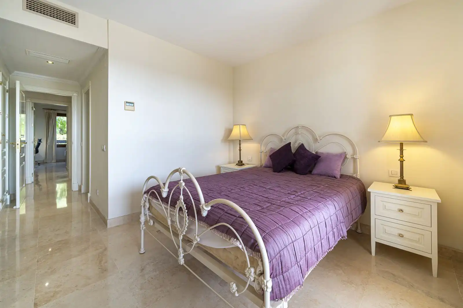 Habitación de Apartamento en venta en Estepona con Terraza, Trastero y Amueblado