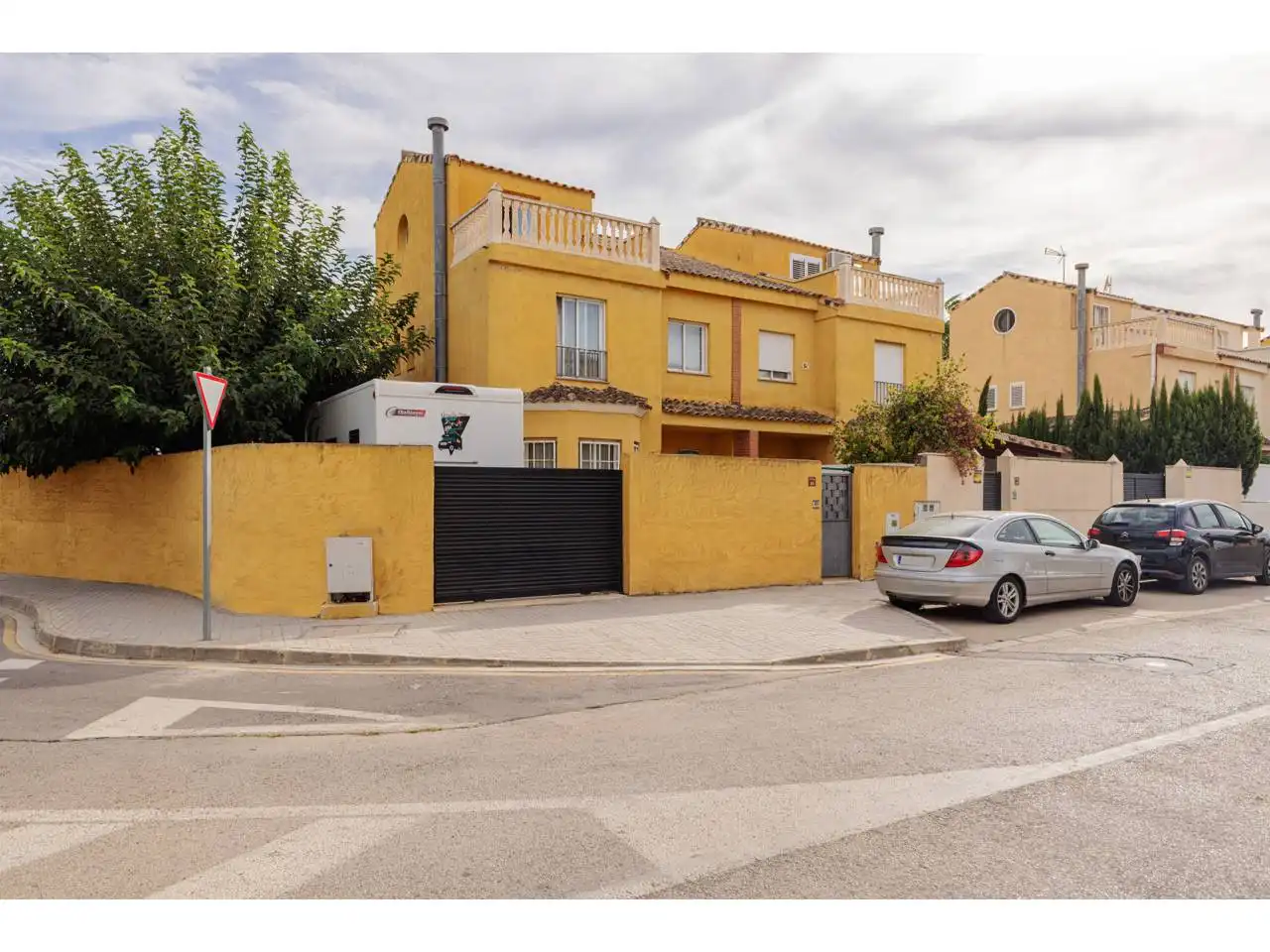 Exterior view of Detached homes for sale in La Pobla de Vallbona  with Air Conditioner, Heating and Private garden