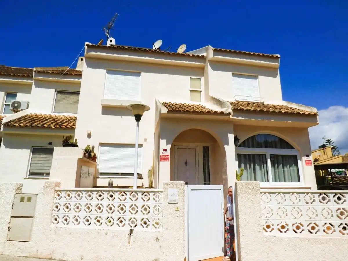 Vista exterior de Casa adosada en venta en Benidorm con Aire acondicionado y Internet