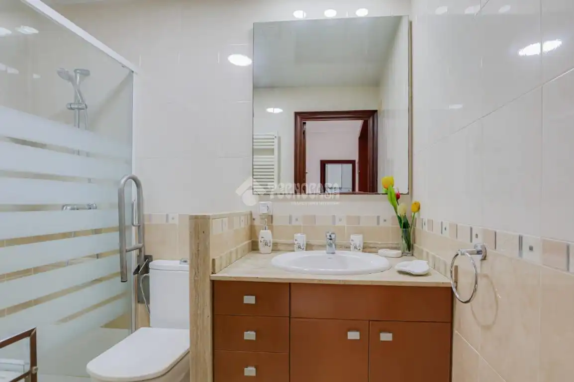 Badezimmer von Einfamilien-Reihenhaus zum Verkauf in Montcada i Reixac mit Heizung, Terrasse und Balkon