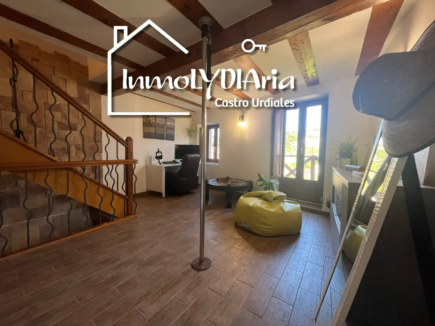 Vista exterior de Casa adosada en venta en Castro-Urdiales con Calefacción, Parquet y Terraza