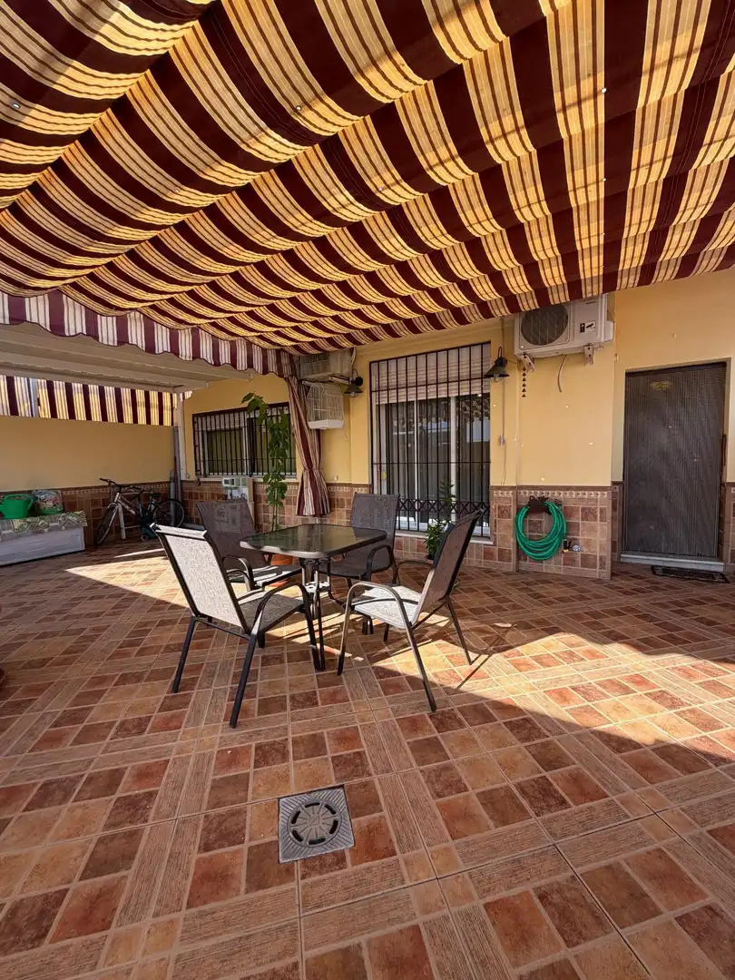Terrassa de Casa adosada en venda en Bollullos de la Mitación amb Jardí privat