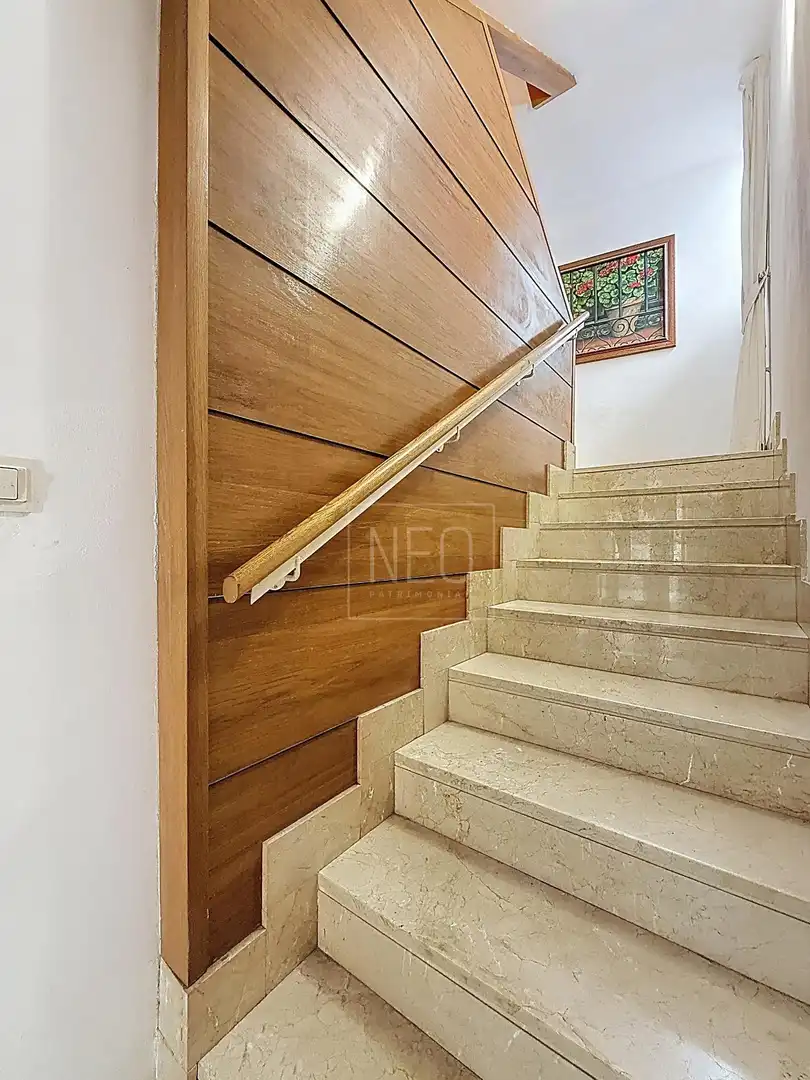 Einfamilien-Reihenhaus zum Verkauf in Granada mit Klimaanlage, Privatgarten und Terrasse