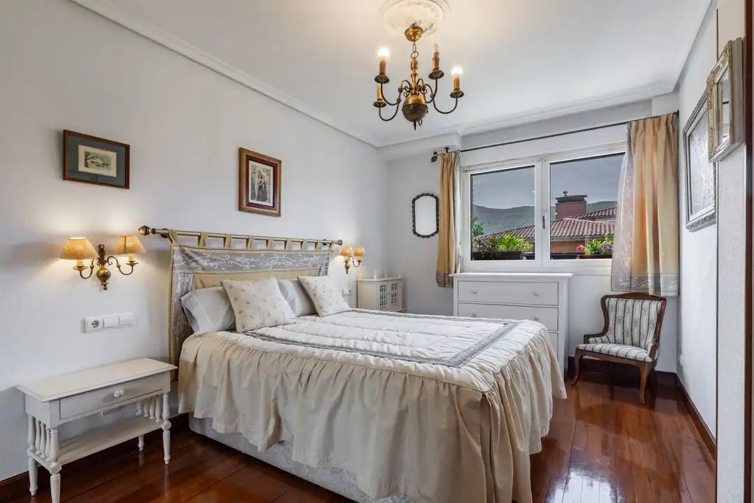 Schlafzimmer von Wohnung zum Verkauf in Irun  mit Heizung