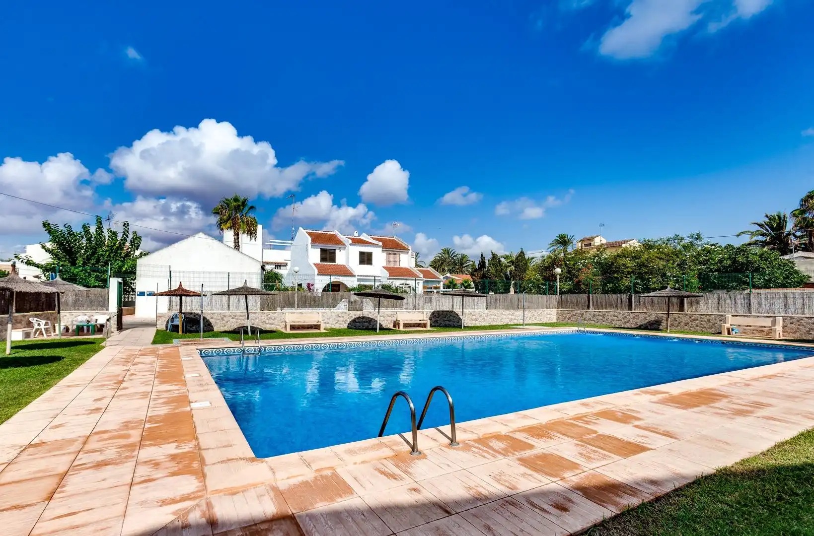 Piscina de Casa o xalet en venda en Torrevieja amb Aire condicionat, Jardí privat i Terrassa