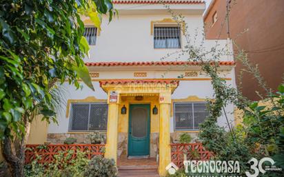 Vista exterior de Casa o xalet en venda en Santa Coloma de Gramenet amb Aire condicionat, Terrassa i Balcó