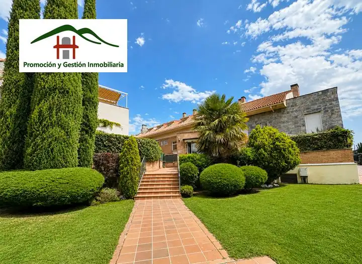 Vista exterior de Dúplex en venta en Torrelodones con Piscina comunitaria